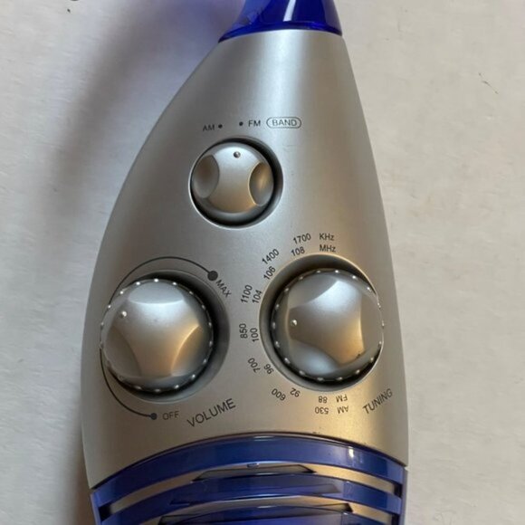 Shower Radio Working Condition 3 AA batteries Not Included - Picture 3 of 6